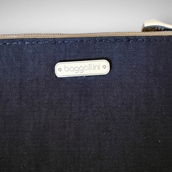 BAGGALLINI Black RFID Zipper Closure‎ Wristlet | EUC - Picture 3 of 7